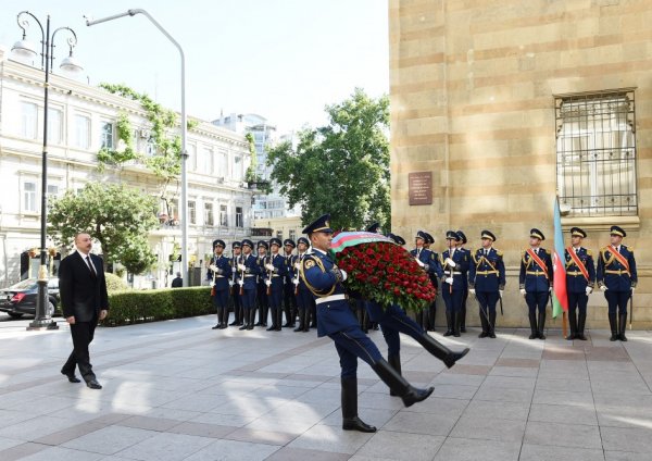 Prezident Azərbaycan Xalq Cümhuriyyətinin şərəfinə ucaldılmış abidəni ziyarət etdi -FOTO Prezident Azərbaycan Xalq Cümhuriyyətinin şərəfinə ucaldılmış abidəni ziyarət etdi -FOTO