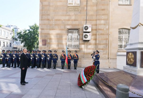 Prezident Azərbaycan Xalq Cümhuriyyətinin şərəfinə ucaldılmış abidəni ziyarət etdi -FOTO Prezident Azərbaycan Xalq Cümhuriyyətinin şərəfinə ucaldılmış abidəni ziyarət etdi -FOTO