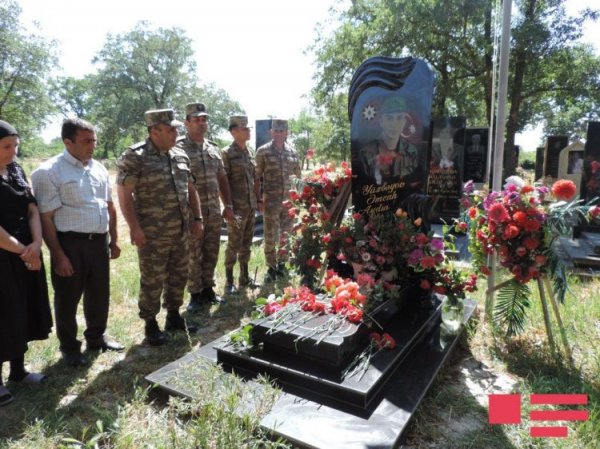 Şəhid hərbçi Əmrah Yüzbəyovun təltif olunduğu medal ailəsinə təqdim olunub