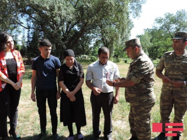 Şəhid hərbçi Əmrah Yüzbəyovun təltif olunduğu medal ailəsinə təqdim olunub