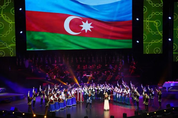 Prezident və birinci xanım AXC-nin 100 illik yubileyinə həsr edilən konsertdə - FOTOLAR Prezident və birinci xanım AXC-nin 100 illik yubileyinə həsr edilən konsertdə - FOTOLAR