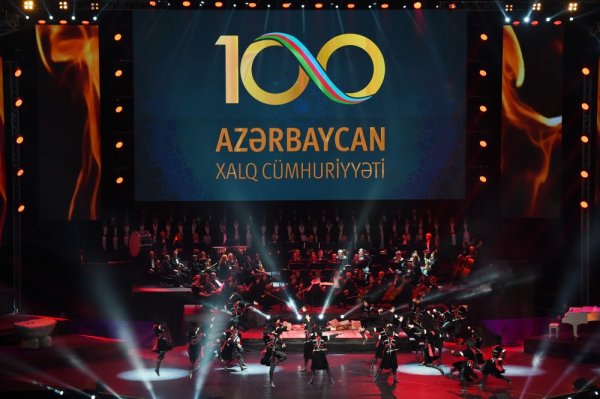Prezident və birinci xanım AXC-nin 100 illik yubileyinə həsr edilən konsertdə - FOTOLAR Prezident və birinci xanım AXC-nin 100 illik yubileyinə həsr edilən konsertdə - FOTOLAR