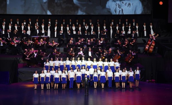 Prezident və birinci xanım AXC-nin 100 illik yubileyinə həsr edilən konsertdə - FOTOLAR Prezident və birinci xanım AXC-nin 100 illik yubileyinə həsr edilən konsertdə - FOTOLAR