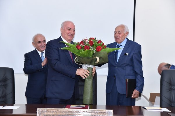 Sumqayıtın ilk fəlsəfə elmləri doktoru 90 yaşında: Onun həyat və fəaliyyəti gənclər üçün örnəkdir –VİDEO + FOTOLAR Sumqayıtın ilk fəlsəfə elmləri doktoru 90 yaşında: Onun həyat və fəaliyyəti gənclər üçün örnəkdir –VİDEO + FOTOLAR