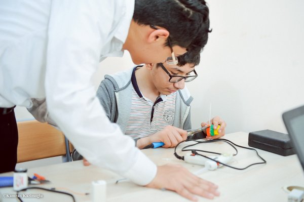 Qərbi Kaspi Universitetində robotlar yarışıb Qərbi Kaspi Universitetində robotlar yarışıb