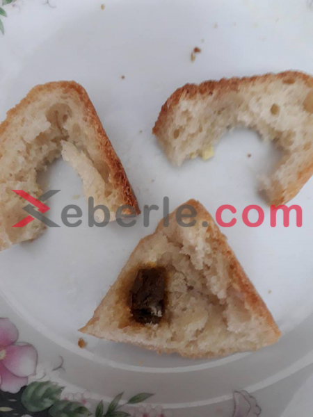 Sumqayıtda çörəyin içərisindən çıxan naməlum maddə - Vətəndaş şikayəti cavabsız qalıb (FOTOLAR)