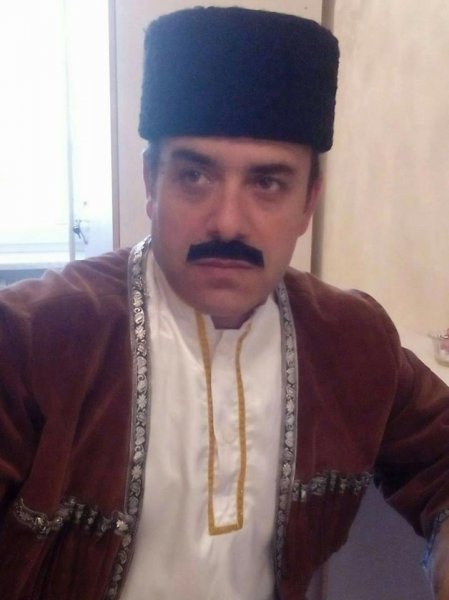 Sumqayıtda davam edən köçgünlük həyatı: Gecələr avtodayanacaqda məşq edən aktyor - FOTOLAR Sumqayıtda davam edən köçgünlük həyatı: Gecələr avtodayanacaqda məşq edən aktyor - FOTOLAR
