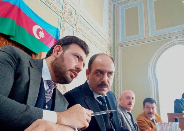 Sumqayıtda davam edən köçgünlük həyatı: Gecələr avtodayanacaqda məşq edən aktyor - FOTOLAR Sumqayıtda davam edən köçgünlük həyatı: Gecələr avtodayanacaqda məşq edən aktyor - FOTOLAR