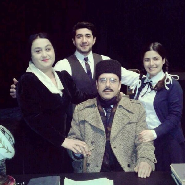Sumqayıtda davam edən köçgünlük həyatı: Gecələr avtodayanacaqda məşq edən aktyor - FOTOLAR Sumqayıtda davam edən köçgünlük həyatı: Gecələr avtodayanacaqda məşq edən aktyor - FOTOLAR