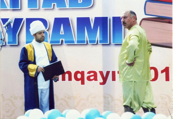 Sumqayıtda davam edən köçgünlük həyatı: Gecələr avtodayanacaqda məşq edən aktyor - FOTOLAR Sumqayıtda davam edən köçgünlük həyatı: Gecələr avtodayanacaqda məşq edən aktyor - FOTOLAR