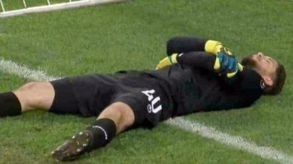 Futbol meydanında iftar üçün maraqlı hiyləgərlik – FOTO
