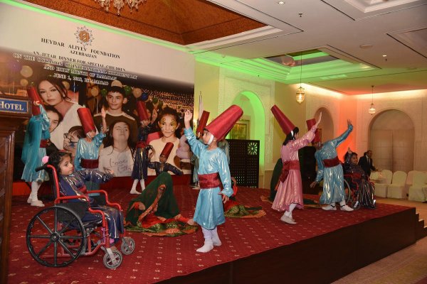 Heydər Əliyev Fondu Pakistanda xüsusi qüsurlu uşaqlar üçün iftar verdi - FOTO Heydər Əliyev Fondu Pakistanda xüsusi qüsurlu uşaqlar üçün iftar verdi - FOTO