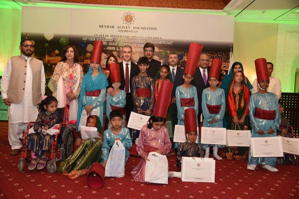 Heydər Əliyev Fondu Pakistanda xüsusi qüsurlu uşaqlar üçün iftar verdi - FOTO Heydər Əliyev Fondu Pakistanda xüsusi qüsurlu uşaqlar üçün iftar verdi - FOTO