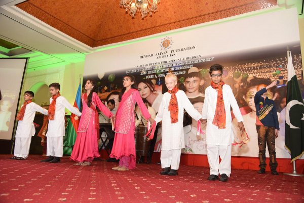 Heydər Əliyev Fondu Pakistanda xüsusi qüsurlu uşaqlar üçün iftar verdi - FOTO Heydər Əliyev Fondu Pakistanda xüsusi qüsurlu uşaqlar üçün iftar verdi - FOTO