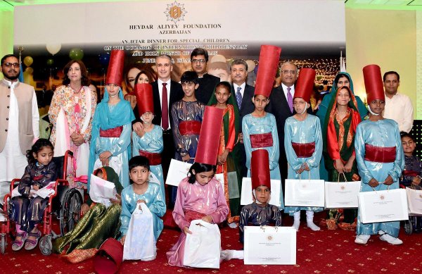 Heydər Əliyev Fondu Pakistanda xüsusi qüsurlu uşaqlar üçün iftar verdi - FOTO Heydər Əliyev Fondu Pakistanda xüsusi qüsurlu uşaqlar üçün iftar verdi - FOTO