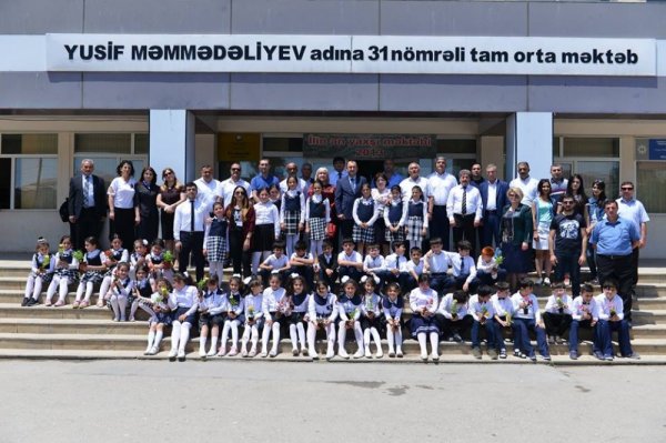Sumqayıt kimyaçıları məktəblilərlə birgə gül əkdilər - FOTOLAR