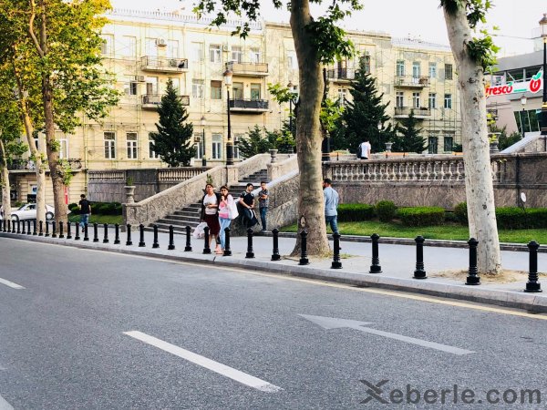 Bakının mərkəzi küçə və prospektlərində piyadalar üçün qoruyucu tumbalar quraşdırılır - FOTO Bakının mərkəzi küçə və prospektlərində piyadalar üçün qoruyucu tumbalar quraşdırılır - FOTO