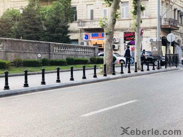Bakının mərkəzi küçə və prospektlərində piyadalar üçün qoruyucu tumbalar quraşdırılır - FOTO Bakının mərkəzi küçə və prospektlərində piyadalar üçün qoruyucu tumbalar quraşdırılır - FOTO