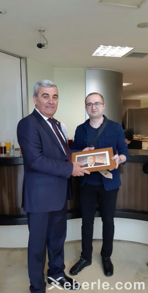 Sumqayıtlı rəssam: “Hər bir insana doğulduğu ölkə iman əsəri olmalı və onu ülvi məhəbbətlə sevməlidir” Sumqayıtlı rəssam: “Hər bir insana doğulduğu ölkə iman əsəri olmalı və onu ülvi məhəbbətlə sevməlidir”