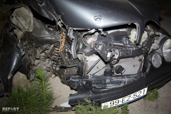 Sumqayıt yolunda dəhşətli qəza: avtomobil arakəsmə dəmirə çırpıldı, ölən və yaralanan var - FOTO