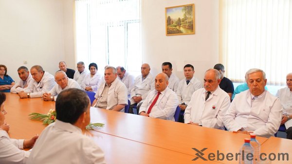 İcra başçısı səhiyyə işçilərini təbrik etdi - FOTO İcra başçısı səhiyyə işçilərini təbrik etdi - FOTO