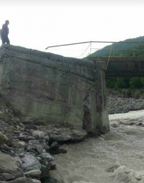 İsmayıllının Qalacıq kəndində körpünü sel dağıtdı - FOTO