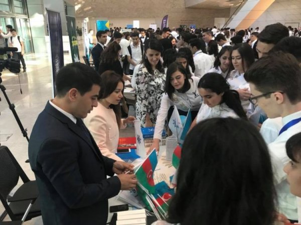 Məktəbi yüksək qiymətlərlə bitirmiş şagirdlər üçün məzun gecəsi keçirilib
