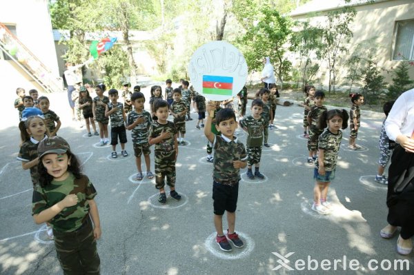Sumqayıtda körpələr ordumuzun 100 illiyini qeyd etdilər - FOTOLAR