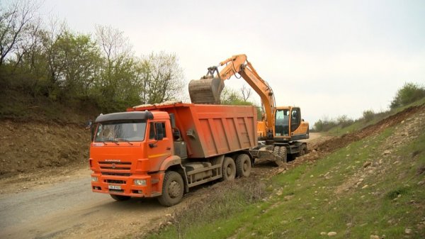 Qusarda Köhnə Xudat-Həzrə avtomobil yolu yenidən qurulur Qusarda Köhnə Xudat-Həzrə avtomobil yolu yenidən qurulur