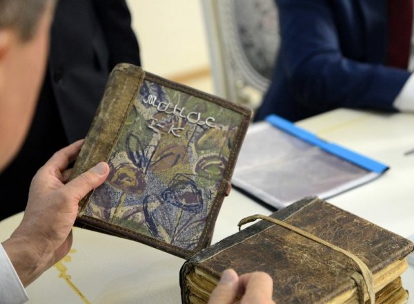 3000 metr hündürlükdən tapılan Qıl kaman Qırğızıstanın prezidentinə təqdim olundu - FOTOLAR