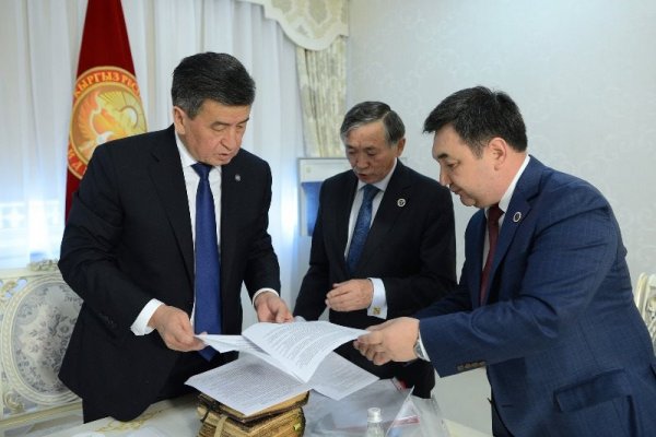 3000 metr hündürlükdən tapılan Qıl kaman Qırğızıstanın prezidentinə təqdim olundu - FOTOLAR