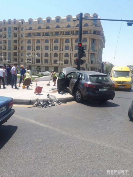 Bakıda yol polisinin əmrinə tabe olmayan sürücü ağır qəza törətdi və...