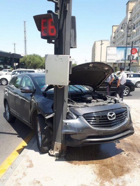 Bakıda yol polisinin əmrinə tabe olmayan sürücü ağır qəza törətdi və...