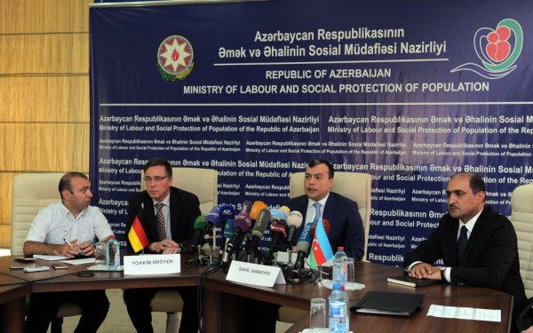Azərbaycanla Almaniya arasında reabilitasiya sistemlərinə həsr olunmuş brifinq keçirilib Azərbaycanla Almaniya arasında reabilitasiya sistemlərinə həsr olunmuş brifinq keçirilib