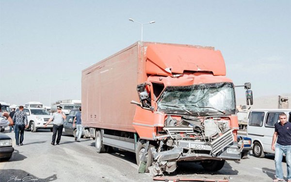 Bakıda sərnişinlə dolu avtobus "Kamaz"a ÇIRPILDI - ÖLƏN VƏ YARALANANLAR VAR (YENİLƏNİB-FOTOLAR) Bakıda sərnişinlə dolu avtobus "Kamaz"a ÇIRPILDI - ÖLƏN VƏ YARALANANLAR VAR (YENİLƏNİB-FOTOLAR)
