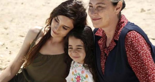 Qızını TV-də görən kişi arvadını və serialı məhkəməyə verdi - FOTO Qızını TV-də görən kişi arvadını və serialı məhkəməyə verdi - FOTO