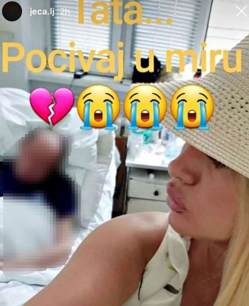 Müğənni ölmüş atası ilə selfi etdi - FOTO Müğənni ölmüş atası ilə selfi etdi - FOTO
