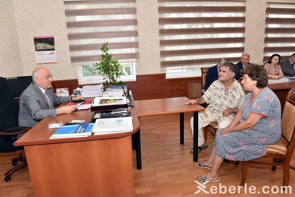 Zakir  Fərəcov sakinləri  dinlədi: bir sıra problemlər yerindəcə həll olundu - FOTOLAR