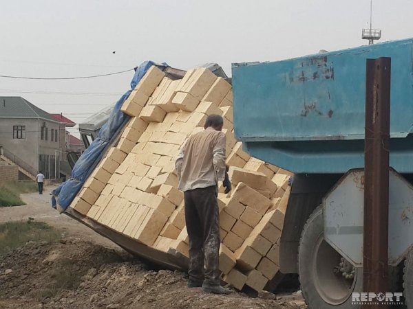 Sumqayıtda yüklə dolu "KamAZ" aşıb - FOTO Sumqayıtda yüklə dolu "KamAZ" aşıb - FOTO