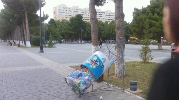 Sumqayıtda plastik butulkaları yerə atmayın, çünki... - FOTO