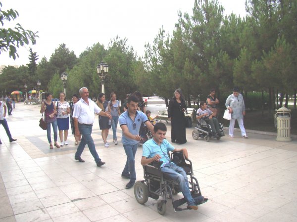 Sumqayıtda bir qrup əlilliyi olan şəxslərin növbəti gəzintisi təşkil olundu - FOTOLAR