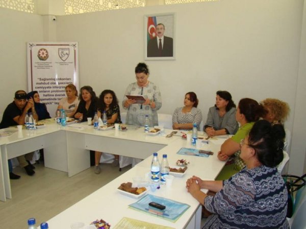 Sumqayıtda sağlamlıq imkanları məhdud olan şəxslərin təhsil almaq imkanları müzakirə olundu - FOTOLAR
