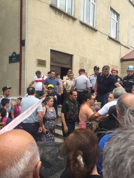 “Qaçqınkom”da intihara cəhd: Müğənni Manaf Ağayev xilas elədi - VİDEO + FOTO