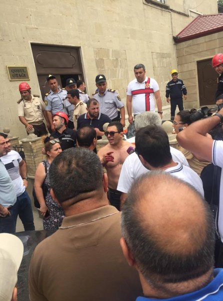 “Qaçqınkom”da intihara cəhd: Müğənni Manaf Ağayev xilas elədi - VİDEO + FOTO