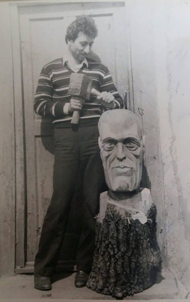 Müəllim Qarabağda şəhid olan şagirdinə abidə qoydu – FOTO Müəllim Qarabağda şəhid olan şagirdinə abidə qoydu – FOTO