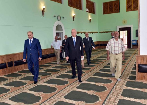 Sumqayıtın icra başçısı məscidə niyə getmişdi? - FOTOLAR Sumqayıtın icra başçısı məscidə niyə getmişdi? - FOTOLAR