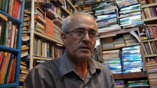 Kitabçı Xan Rəsuloğlu: "Sənin bu dükanı bağlamağa ixtiyarın yoxdur, o bütün Sumqayıtındır" Kitabçı Xan Rəsuloğlu: "Sənin bu dükanı bağlamağa ixtiyarın yoxdur, o bütün Sumqayıtındır"