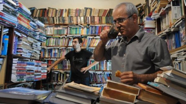 Kitabçı Xan Rəsuloğlu: "Sənin bu dükanı bağlamağa ixtiyarın yoxdur, o bütün Sumqayıtındır" Kitabçı Xan Rəsuloğlu: "Sənin bu dükanı bağlamağa ixtiyarın yoxdur, o bütün Sumqayıtındır"