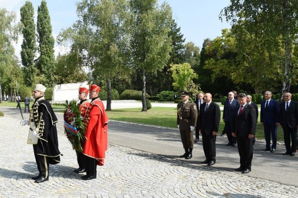 İlham Əliyev Zaqrebdə abidəni ziyarət etdi - FOTOLAR İlham Əliyev Zaqrebdə abidəni ziyarət etdi - FOTOLAR