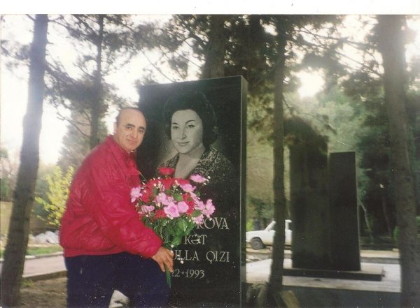 Roza Zərgərli sensasiya "effekt"ini necə yaradır? + Foto Roza Zərgərli sensasiya "effekt"ini necə yaradır? + Foto